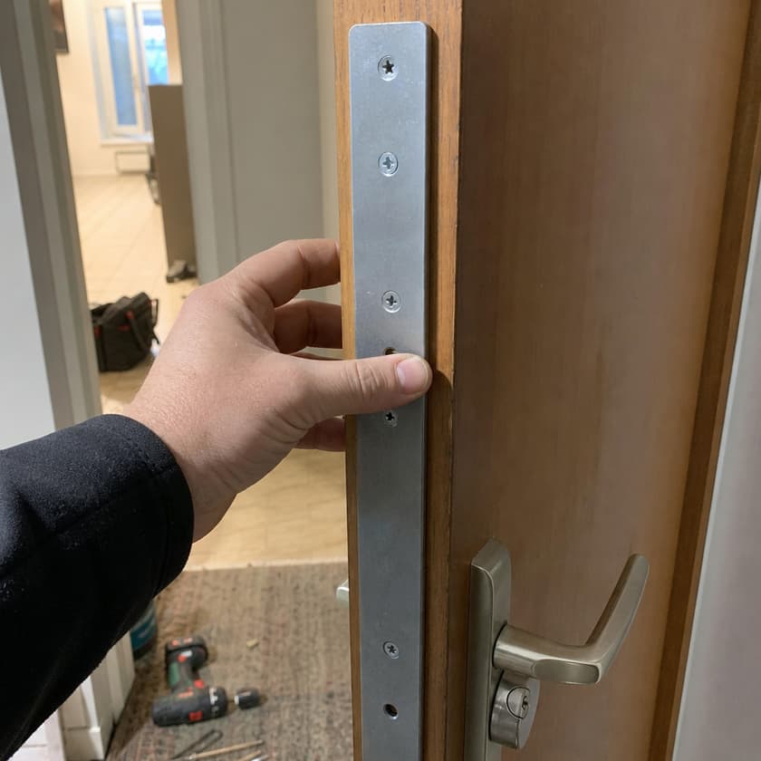 Pose plaque renfort tranche porte mains et vis
