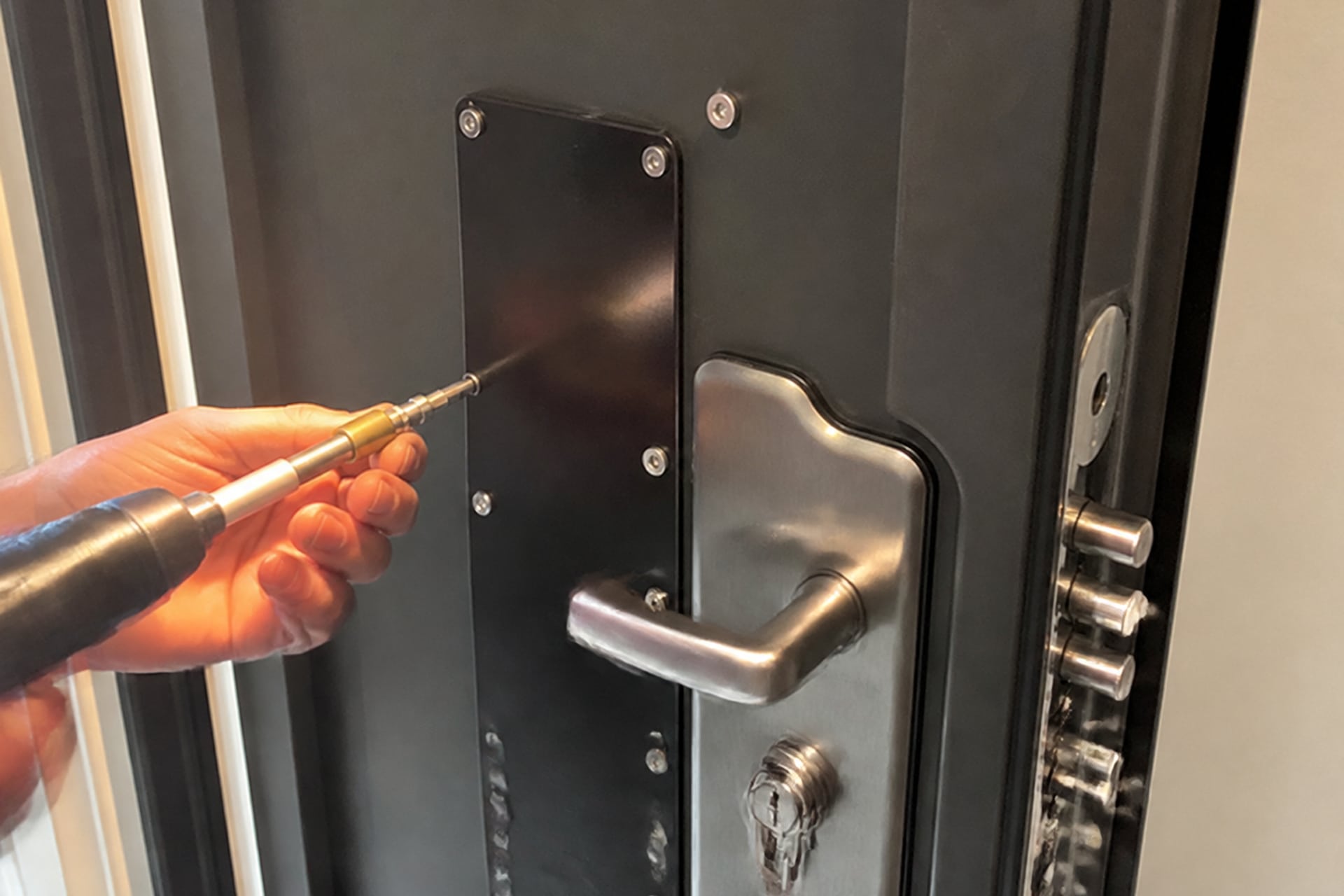 Serrure haute sécurité et plaque de blindage ajustée