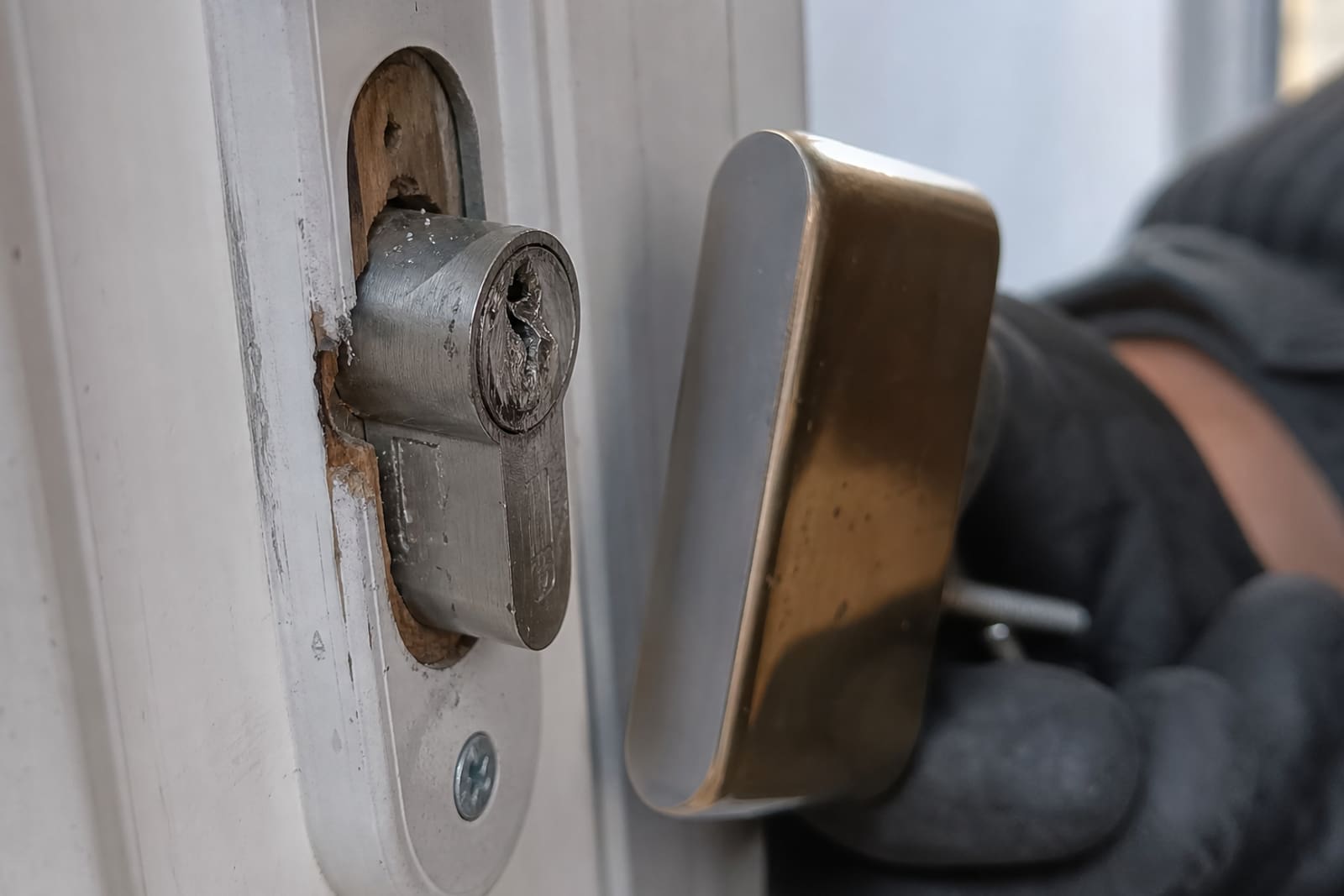 Cylindre endommagé par effraction et protection posée
