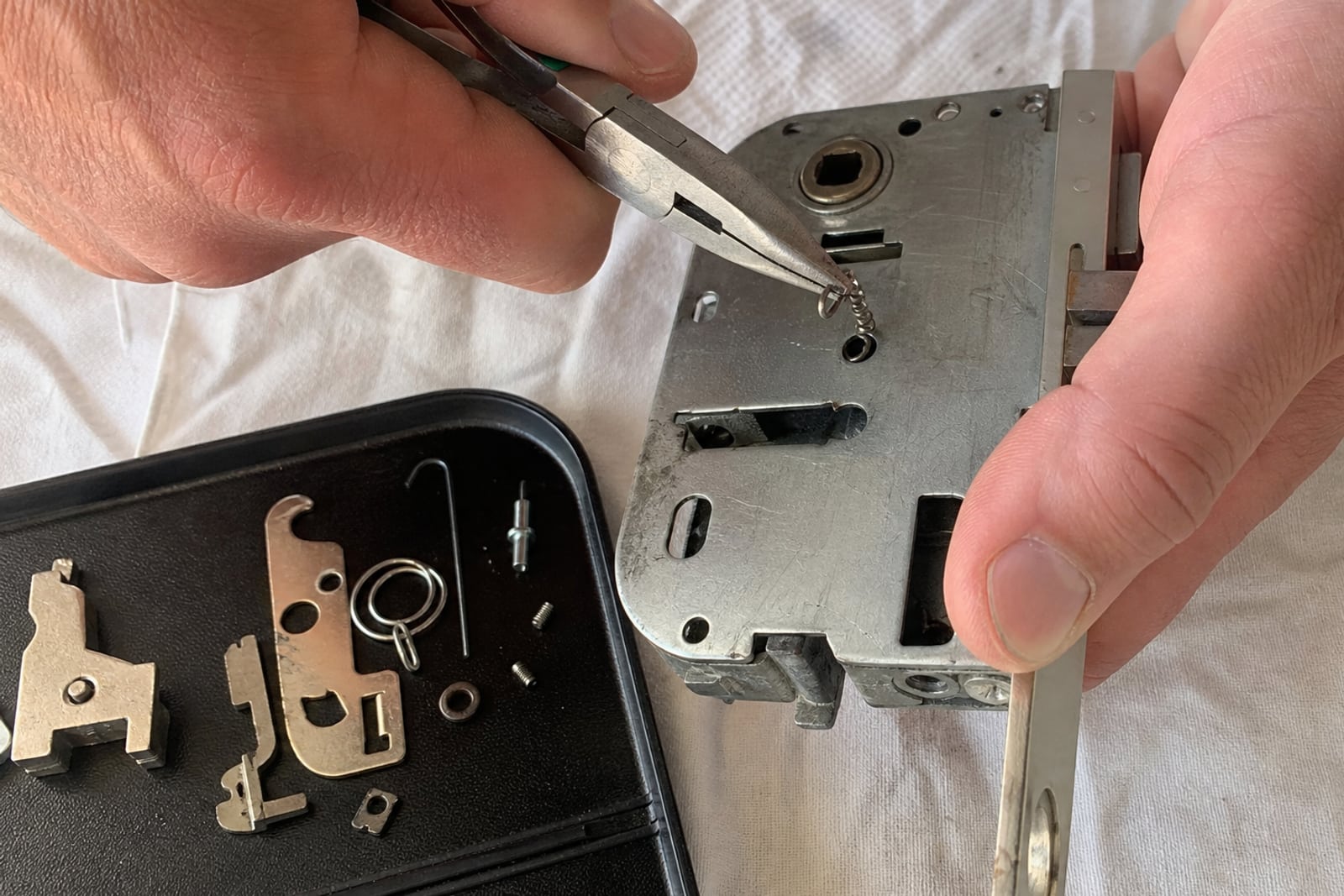 Remplacement ressort interne d'une serrure mains