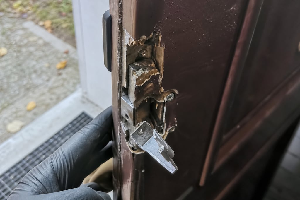 Serrure forcée avec éclats métal inspection