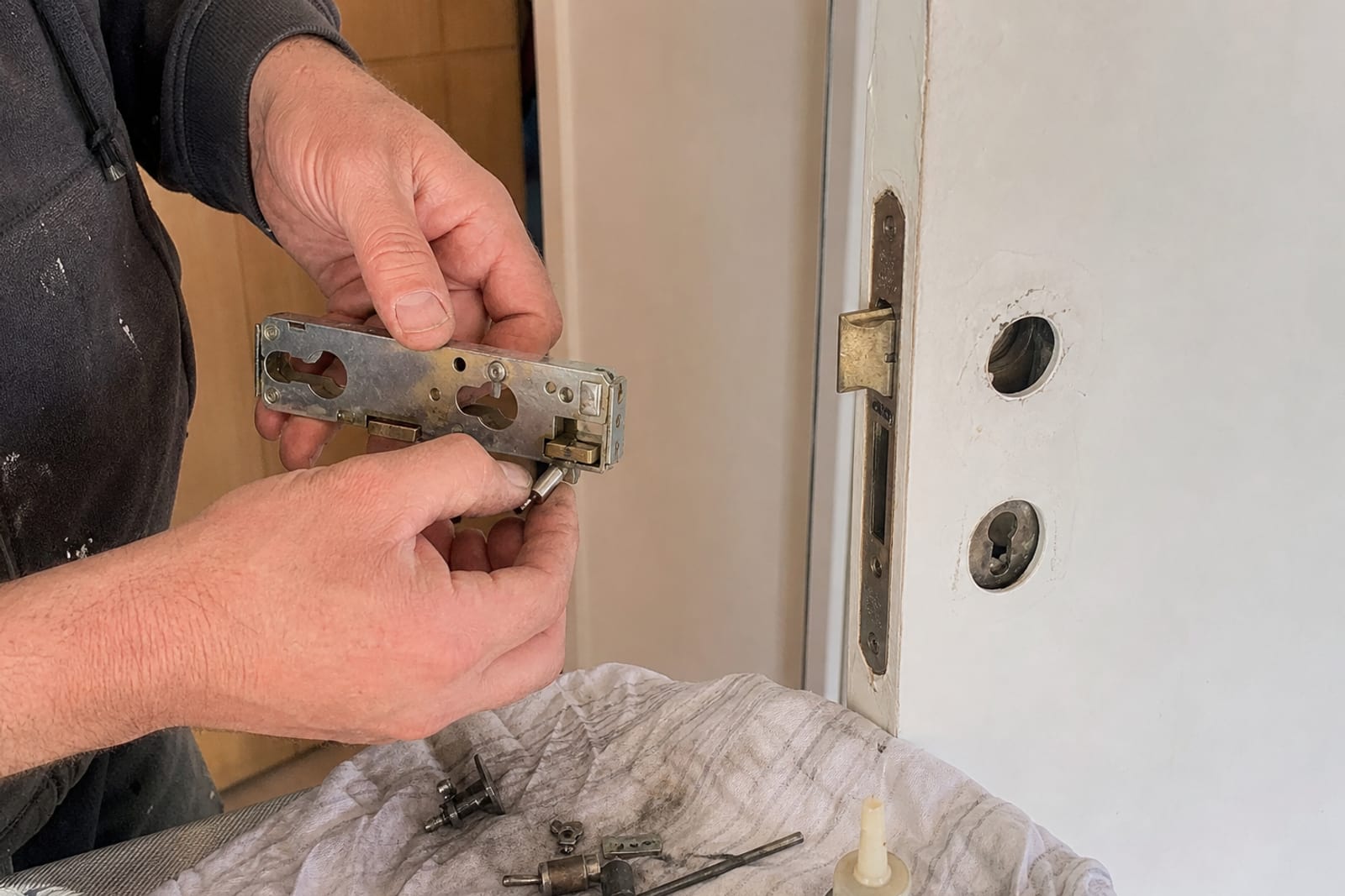 Démontage serrure bloquée pêne grippé mains