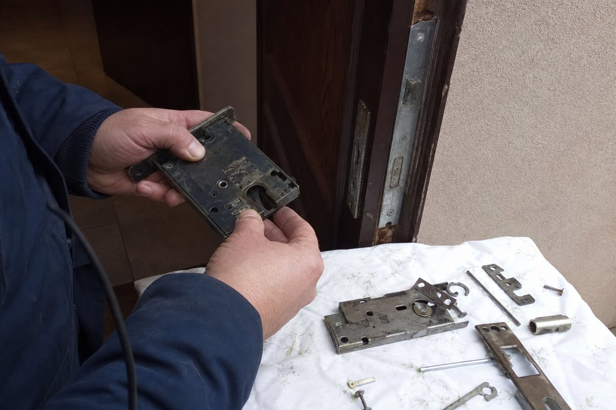 Gros plan serrure multipoints neuve posée